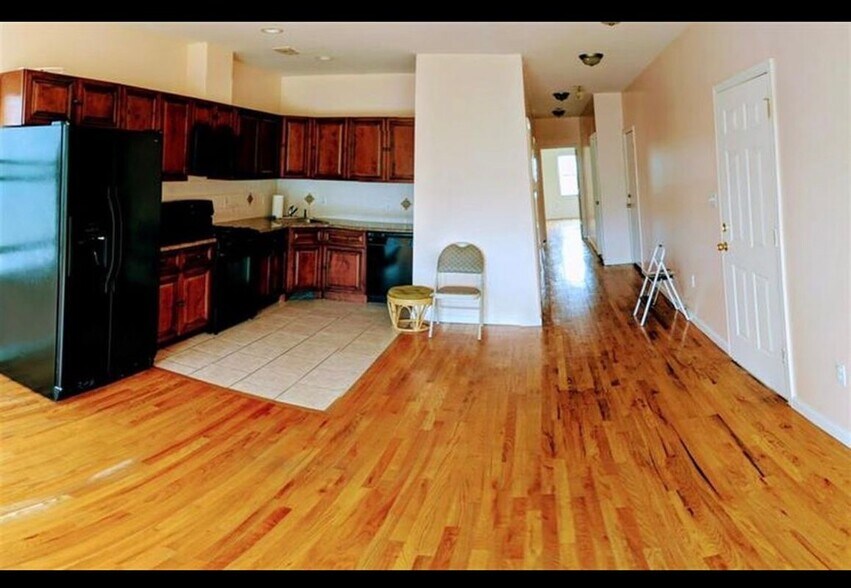 Building Photo - 214 Kearney Ave
