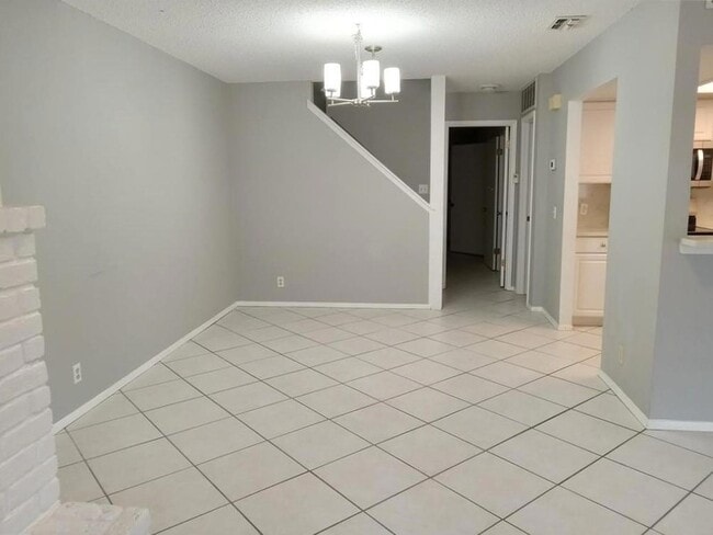 Building Photo - 910 E Meadowmere Ln