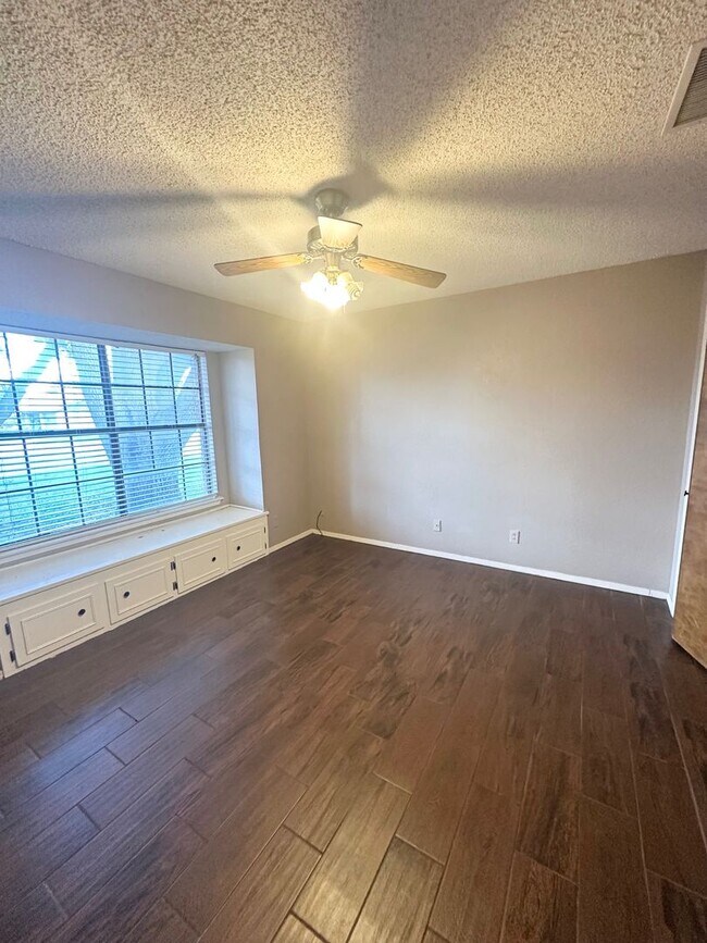 Building Photo - 4 Bed 2 Bath Ready to Rent ASAP