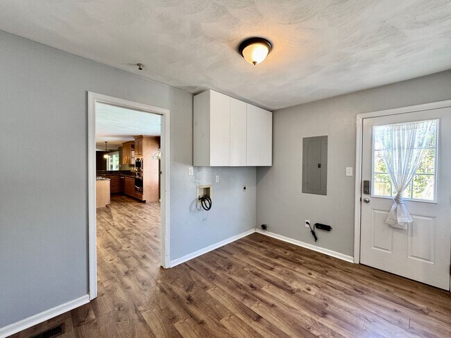 Building Photo - Great Neck Pool Home! First-Time Rental Available NOW! Pet Friendly - Corner Lot - Top Schools!