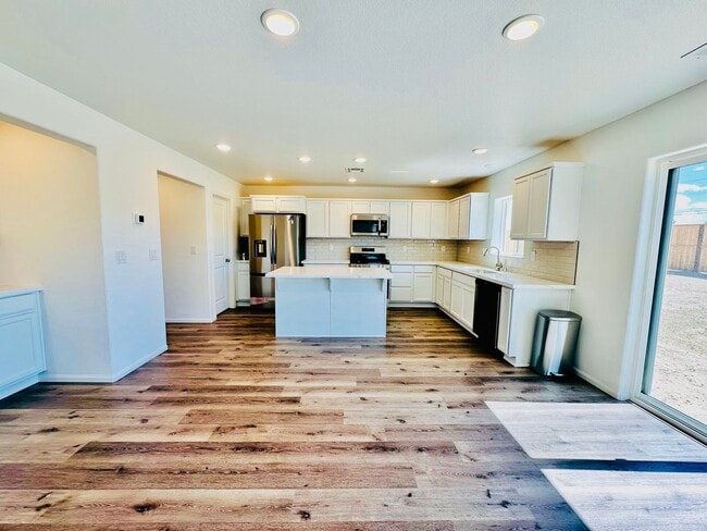 Building Photo - Charming Newer 3 bedroom House