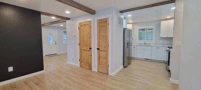 Building Photo - 414 N Madison St