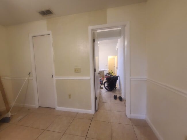 Building Photo - 2842 SW 38th Pl