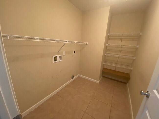 Building Photo - Spacious 3Bed/2Ba Brick Home in a Quiet Ne...