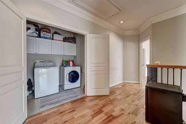 Building Photo - 835 Rosine St