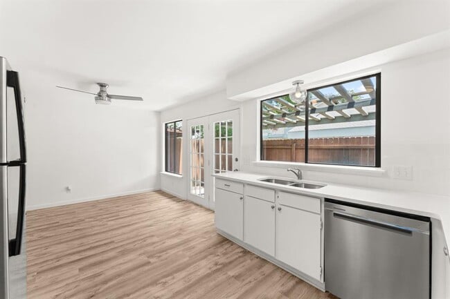 Building Photo - 903 Silver Quail Ln