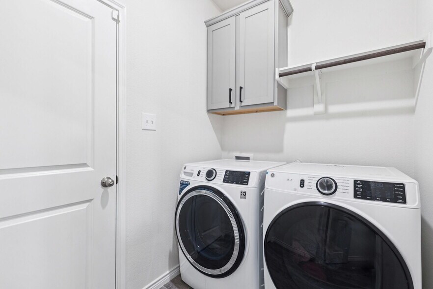 Building Photo - 11112 Canyon Oak St