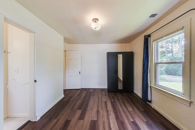 Building Photo - Cute 2 bed + Loft + 2 Bath SF w/ Fenced Yard