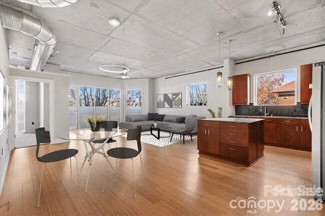 Building Photo - 505 E 6th St