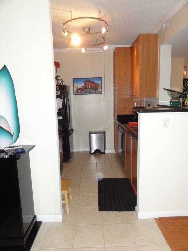 Galley kitchen - 851 N Glebe Rd