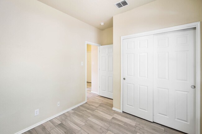 Building Photo - 3 Bedroom/2 Bath Alamo Ranch Subdivision
