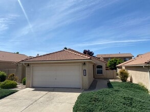 Building Photo - Spacious 3-Bedroom Home in Northeast Height