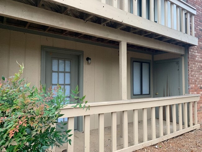 Building Photo - 1 Bedroom condo- Steps away from UGA! Available early August 2026