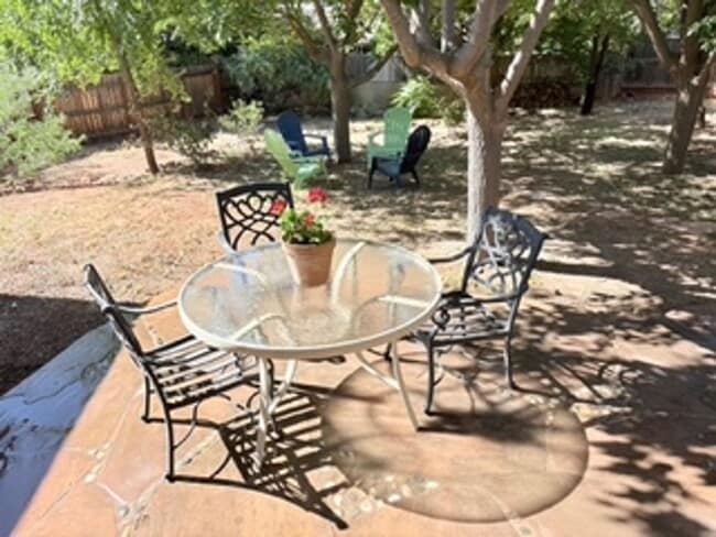 Building Photo - Cozy, West Sedona home with large fenced b...
