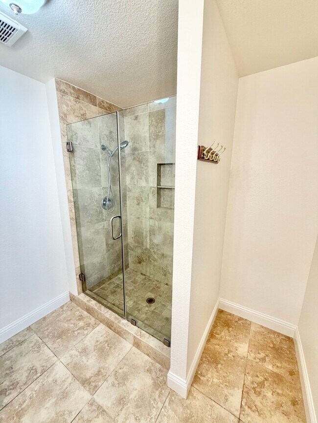 Building Photo - Beautifully updated 3 bedroom 2 bathroom duplex in Carmichael!