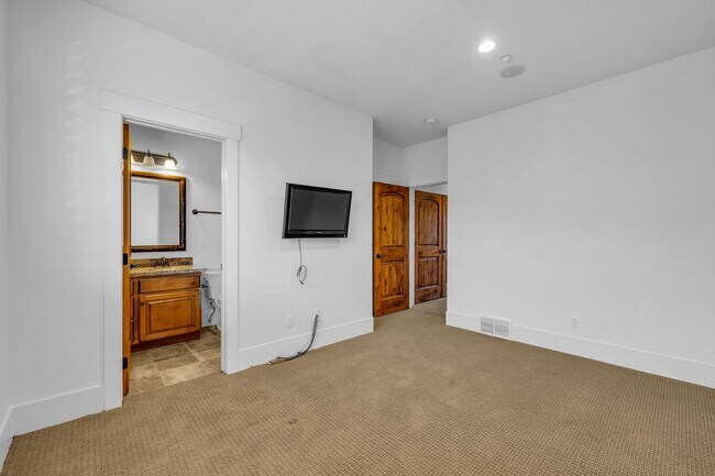 Building Photo - Parks Edge Townhome - BEST PRICE -$2700 pe...