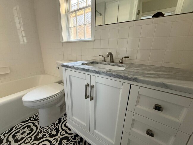 Building Photo - 2 Bedrooms, 2 Bathrooms - Home in Maplewood!