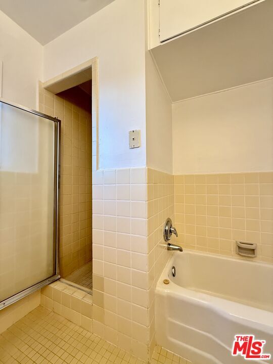 Building Photo - 5560 Village Green