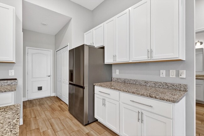 Building Photo - Modern 4-Bedroom Rental with Screened Patio & 2-Car Garage