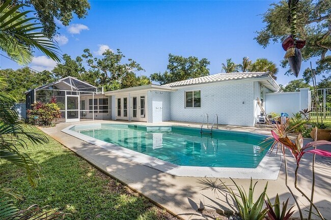 Building Photo - 500 Gardenia Ln