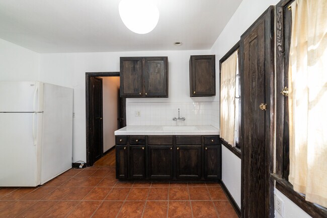 Building Photo - 836 Silverlake Blvd-