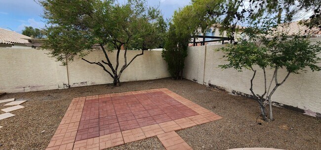 Building Photo - Well Maintained Single Story Pool Home in a great location!