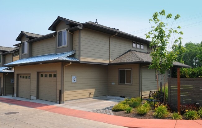 Building Photo - Stunning town home in the Ridgeview Place ...