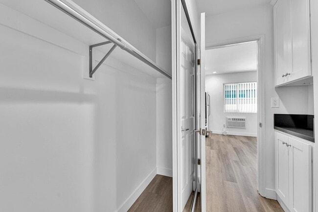 Building Photo - 1240 W 29th St