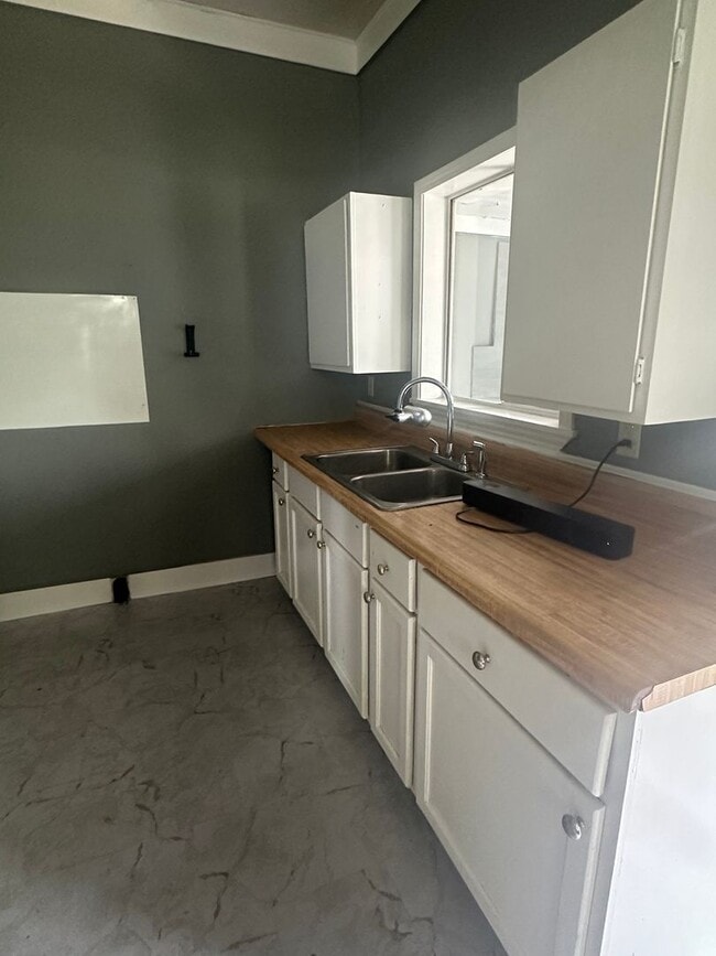 Building Photo - 1 bedroom, 1 bathroom Home Available in Br...