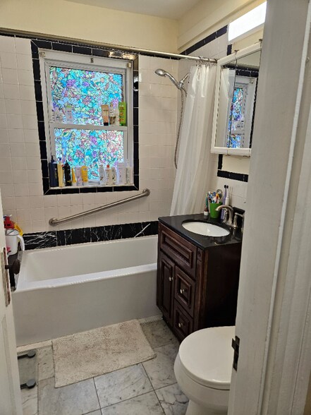 Building Photo - 152 Raymond St