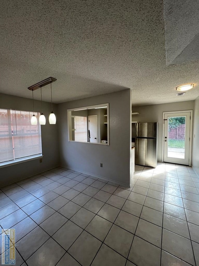 Building Photo - 2813 Capri St