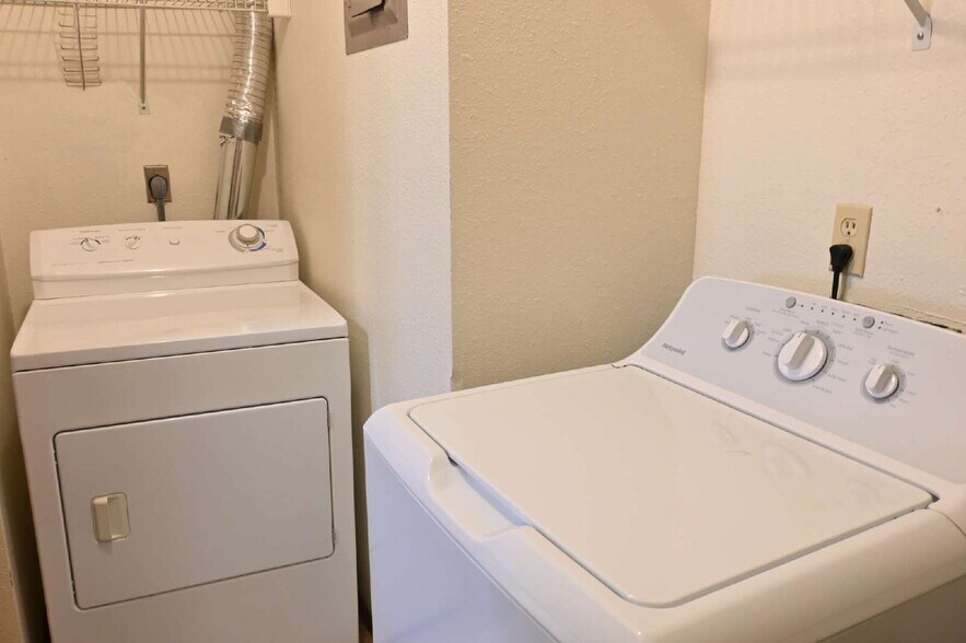 Building Photo - 1401 River View Ave