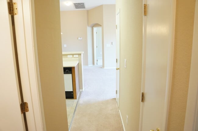 Building Photo - WONDERFUL 2 BEDROOM TOWNHOUSE IN GATED COM...