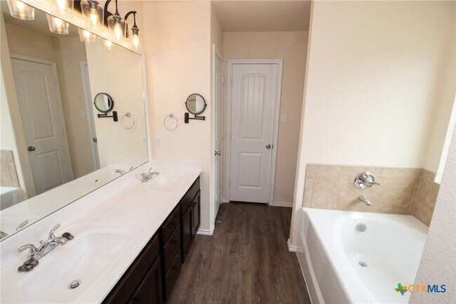 Building Photo - 608 Rowdy Dr