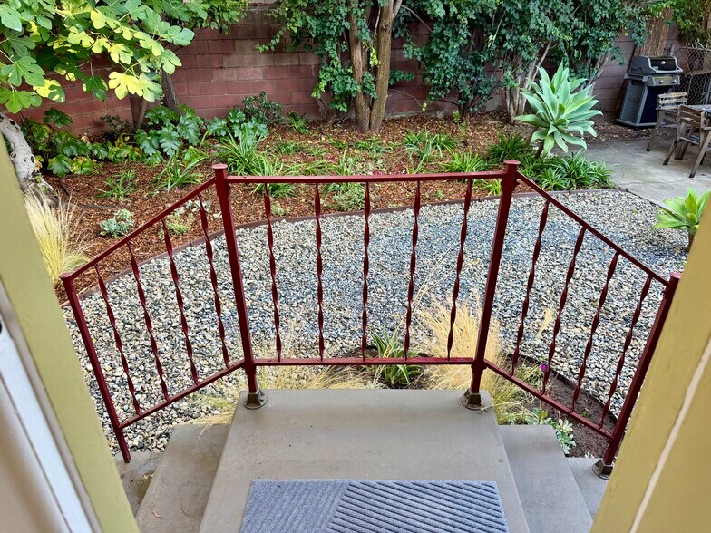 Steps to yards - 2101 Laverna Ave