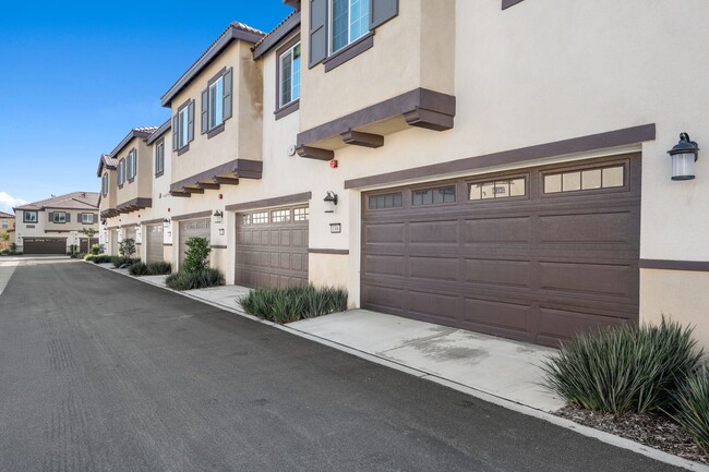 Building Photo - Beautiful 3 Bed / 2.5 Bath Condo with Open Floor Plan & Private Patio!