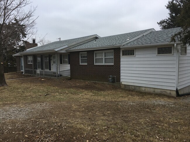 Building Photo - 5 Bedroom, 2.5 bath house with detached large garage.