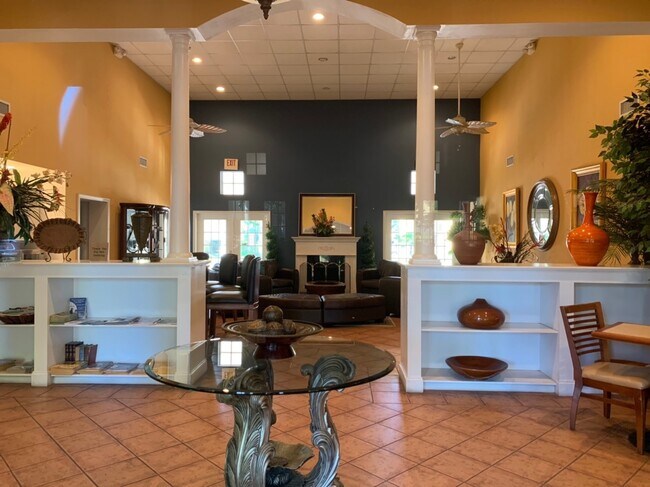 Building Photo - 1bed/1bath move-in ready condo $1100/month available December 2025