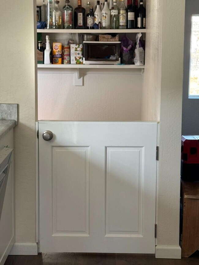 Building Photo - 830 W 12th St