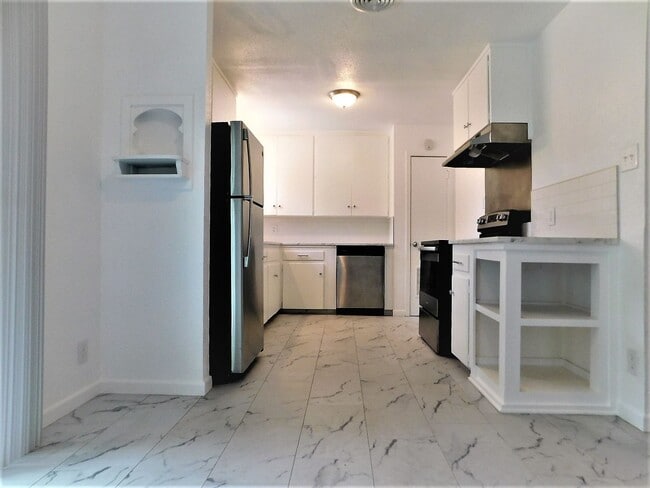 Building Photo - 1100 Estes Dr