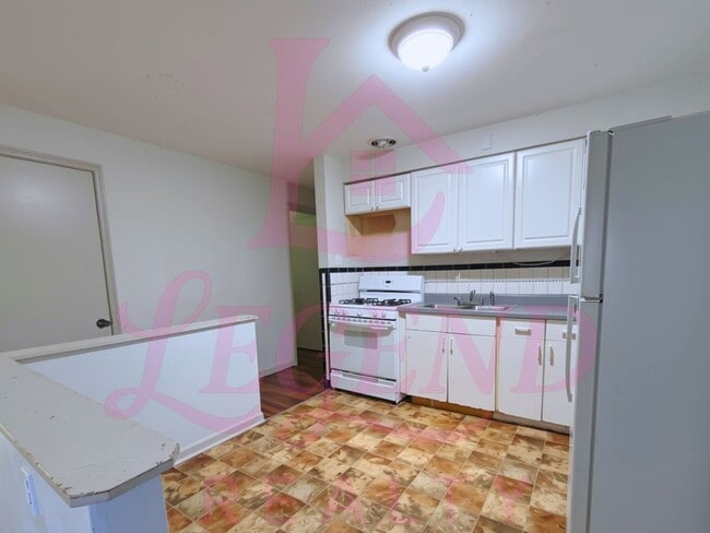 Building Photo - 3 Bedroom, 2 Bath Home with Bonus Room & Double Driveway
