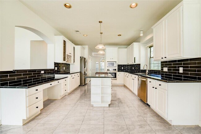 Building Photo - 8803 Memorial Creek Dr
