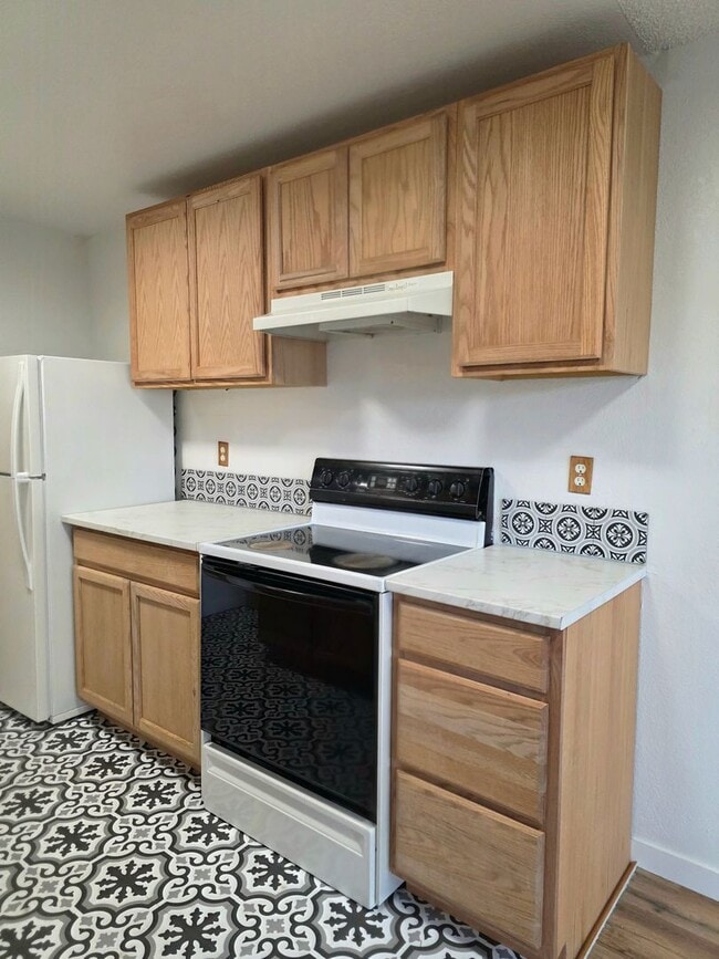 Building Photo - Renton Sunset Heights Condominiums - 2 bedroom 1 bathroom lower floor unit - Water, Sewer & Garba...