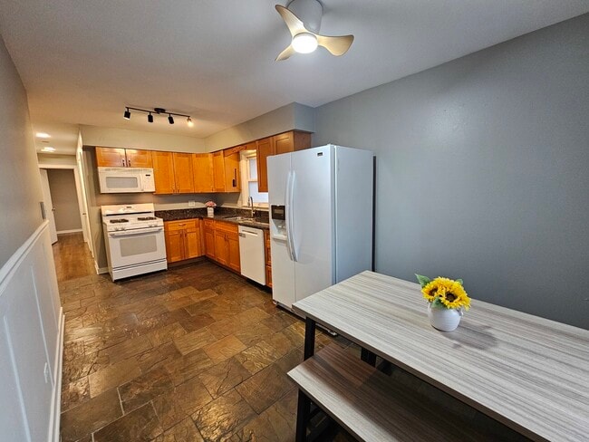 Building Photo - 311 Maple Ave