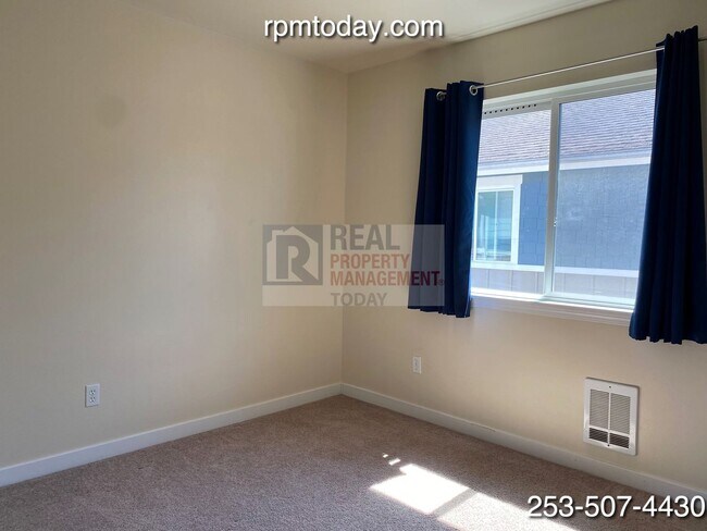 Building Photo - Bright and Inviting 2-Bedroom Townhouse in...