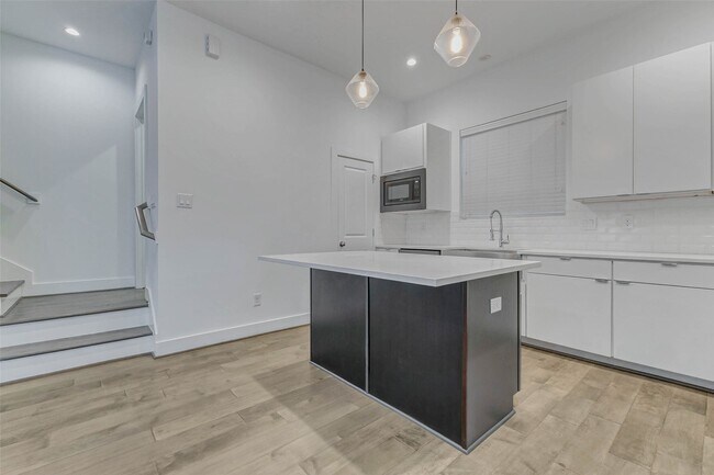 Building Photo - 5859 Dolores St