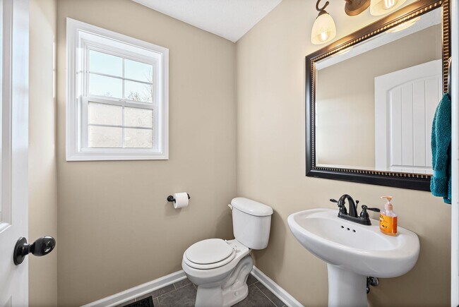 Building Photo - Pet Friendly Four Bedroom!