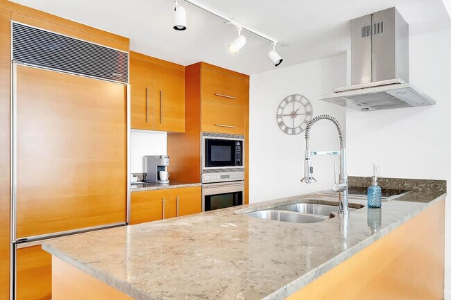 Building Photo - 485 Brickell Ave