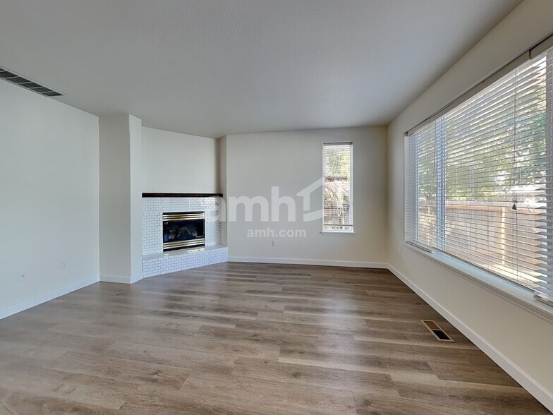 Building Photo - 2300 NE 106th St