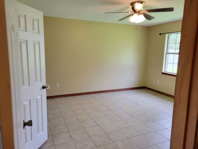 Building Photo - 3 BD 2 BA home in the Ocean Springs School...